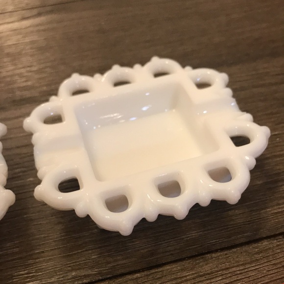 Westmoreland vintage grape pattern drinking glass and two unmarked ashtrays - Picture 10 of 11